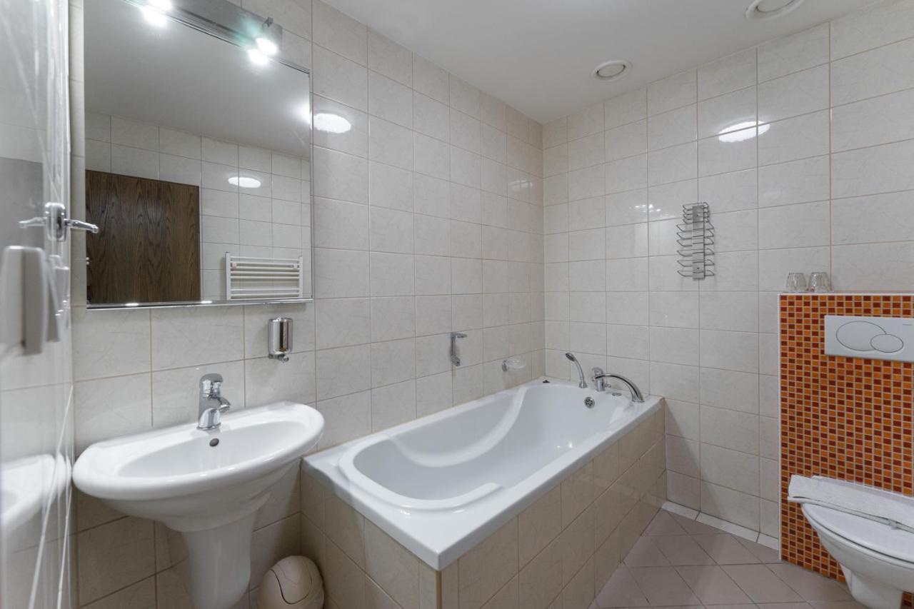 Hotel Amco Zabreh Bagian luar foto